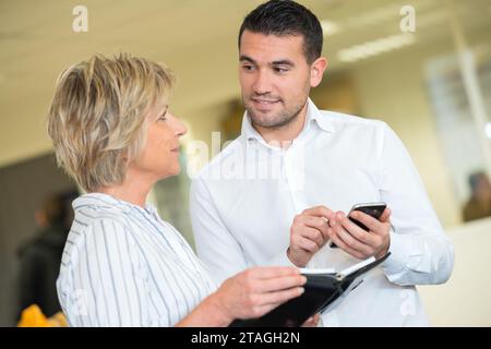 assistente registi che parla con il capo Foto Stock