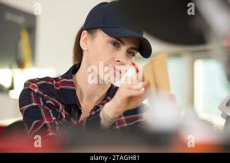 una donna con una matita rossa Foto Stock