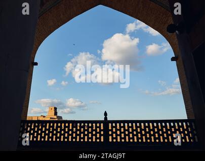 La madrasa di Muhammad Amin Khan si apre sulle fortezze della Cittadella dell'Arca di Kunya e sul cielo blu nell'antica città di Itchan Kala a Khiva, Uzbekistan. Foto Stock