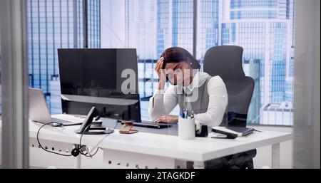 Infelice African Office Lady stressato dalla malattia del dipendente Foto Stock