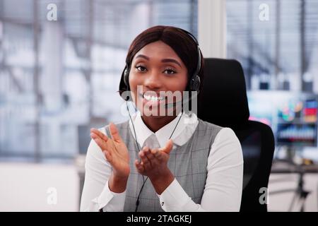 Donna professionale che offre un servizio clienti eccezionale con le cuffie Foto Stock