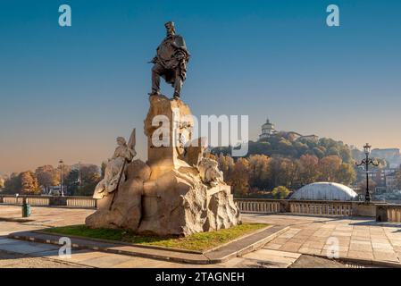 Torino, Italia - 23 novembre 2023: Il monumento a Giuseppe Garibaldi (1887) su corso Cairoli con il Monte dei Cappuccini e Santa Maria al Monte Foto Stock