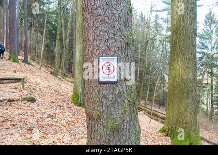 FIRMI, AVVERTI SE DAVVERO NON RIESCI PIÙ A TENERLO, SEPPELLISCI TUTTI I RIFIUTI CHE LASCI. GRAZIE! Campagna ripuliamo il paradiso boemo (CTK P Foto Stock