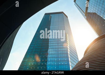 Vista da basso dei grattacieli di Kuala Lumpur, Malesia. Foto Stock
