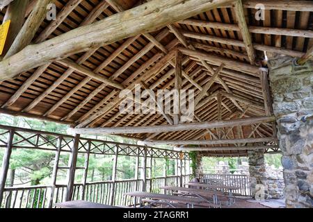 Un tetto in legno copre un'area picnic all'aperto presso il Gillette Castle State Park nel Connecticut. Lo stile rustico può essere visto in tutto il parco Foto Stock