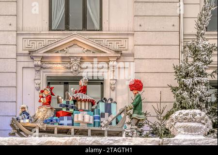 Babbo Natale guida la sua slitta con regali di Natale, una decorazione 2023 sull'hotel d'angleterre a Copenaghen, 25 novembre 2023 Foto Stock