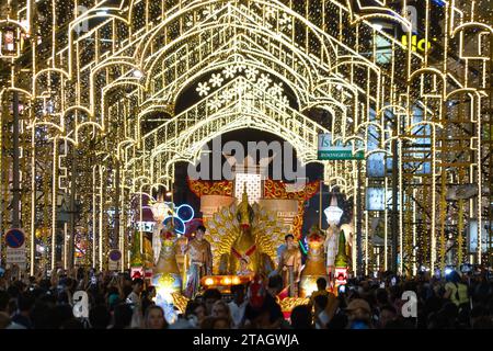 CHIANGMAI - 28 NOVEMBRE 2023 : Parade on Loy Krathong o Yee Peng festival, il festival annuale che si tiene il 28 novembre 2023 a Chiang-mai, Foto Stock