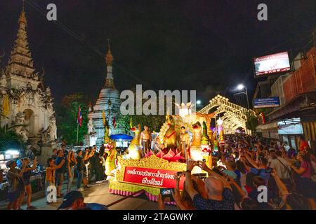 CHIANGMAI - 28 NOVEMBRE 2023 : Parade on Loy Krathong o Yee Peng festival, il festival annuale che si tiene il 28 novembre 2023 a Chiang-mai, Foto Stock