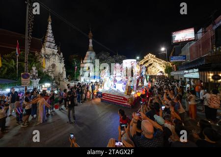 CHIANGMAI - 28 NOVEMBRE 2023 : Parade on Loy Krathong o Yee Peng festival, il festival annuale che si tiene il 28 novembre 2023 a Chiang-mai, Foto Stock