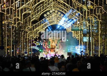 CHIANGMAI - 28 NOVEMBRE 2023 : Parade on Loy Krathong o Yee Peng festival, il festival annuale che si tiene il 28 novembre 2023 a Chiang-mai, Foto Stock