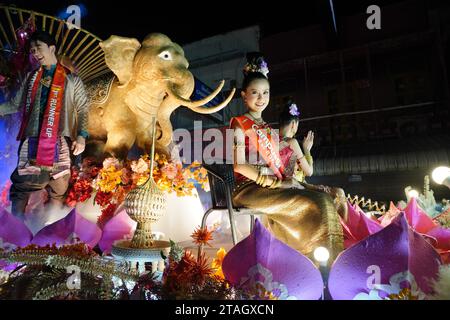 CHIANGMAI - 28 NOVEMBRE 2023 : Parade on Loy Krathong o Yee Peng festival, il festival annuale che si tiene il 28 novembre 2023 a Chiang-mai, Foto Stock