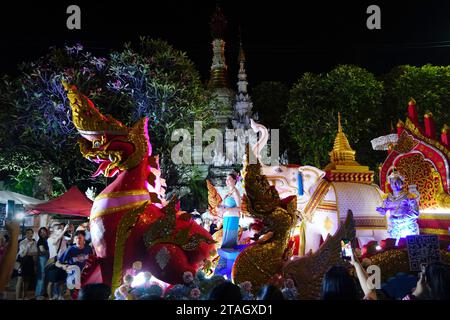 CHIANGMAI - 28 NOVEMBRE 2023 : Parade on Loy Krathong o Yee Peng festival, il festival annuale che si tiene il 28 novembre 2023 a Chiang-mai, Foto Stock