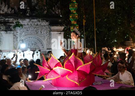 CHIANGMAI - 28 NOVEMBRE 2023 : Parade on Loy Krathong o Yee Peng festival, il festival annuale che si tiene il 28 novembre 2023 a Chiang-mai, Foto Stock