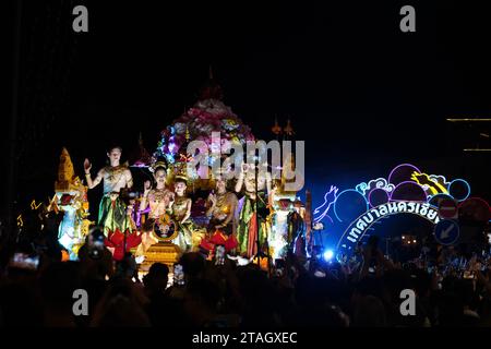 CHIANGMAI - 28 NOVEMBRE 2023 : Parade on Loy Krathong o Yee Peng festival, il festival annuale che si tiene il 28 novembre 2023 a Chiang-mai, Foto Stock