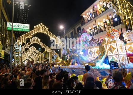 CHIANGMAI - 28 NOVEMBRE 2023 : Parade on Loy Krathong o Yee Peng festival, il festival annuale che si tiene il 28 novembre 2023 a Chiang-mai, Foto Stock