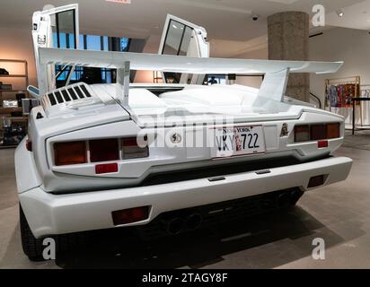 New York, USA. 30 novembre 2023. 1989 Lamborghini Countach 25th Anniversary Edition è stata vista durante l'anteprima stampa di vendita di lusso di Sotheby presso la casa di Auctuin a New York il 30 novembre 2023. (Foto di Lev Radin/Sipa USA) credito: SIPA USA/Alamy Live News Foto Stock