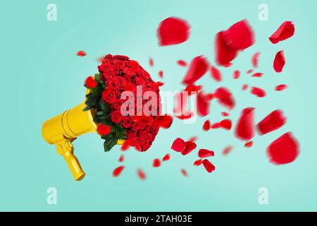 Altoparlante giallo creativo con un bouquet di rose rosse e petali volanti su sfondo verde pastello, concetto. Idea creativa di primavera e di donna Foto Stock