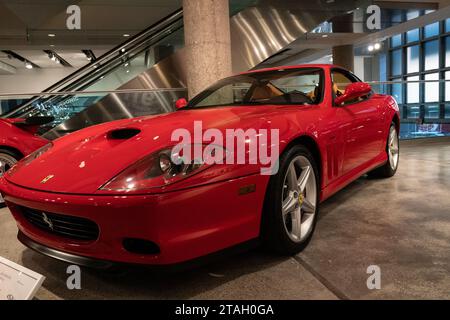 2002 Ferrari 575M Maranello vista durante l'anteprima stampa di Sotheby's Luxury Sales alla casa d'aste di New York il 30 novembre 2023 Foto Stock