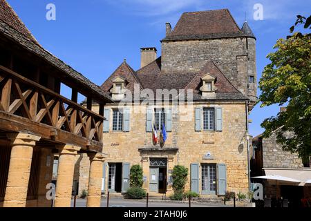 La residenza privata del governatore (XV secolo) nel centro della bastide di Domme creata nel 1281 dal re Philippe le Hardi. Questo monumento attualmente Foto Stock