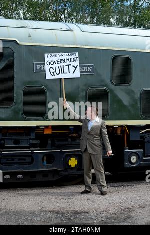 I reattori degli anni '1960 mettono in scena una protesta anti Dr Beeching alla chiusura della ferrovia a Quorn Station, Great Central Heritage Railway, Leics, agosto 2023 Foto Stock