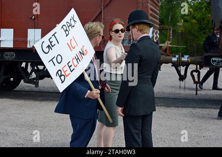 I reattori degli anni '1960 mettono in scena una protesta anti Dr Beeching alla chiusura della ferrovia a Quorn Station, Great Central Heritage Railway, Leics, agosto 2023 Foto Stock