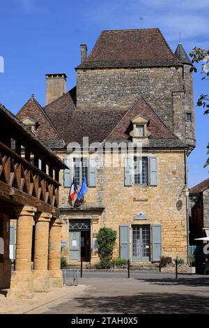 La residenza privata del governatore (XV secolo) nel centro della bastide di Domme creata nel 1281 dal re Philippe le Hardi. Questo monumento attualmente Foto Stock