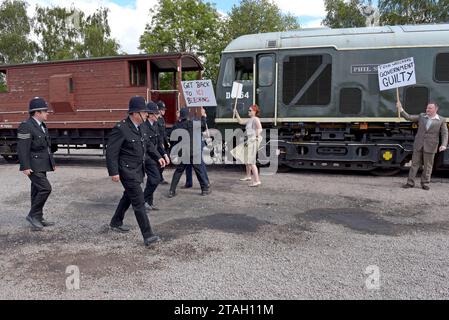 I reattori degli anni '1960 mettono in scena una protesta anti Dr Beeching alla chiusura della ferrovia a Quorn Station, Great Central Heritage Railway, Leics, agosto 2023 Foto Stock