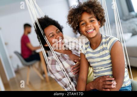 Ritratto di madre africana che si abbraccia con sua figlia, si gode un momento d'amore, si diverte insieme Foto Stock