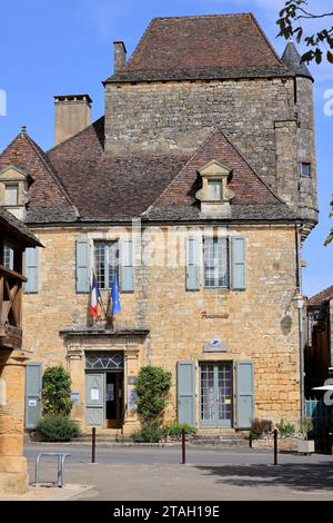 La residenza privata del governatore (XV secolo) nel centro della bastide di Domme creata nel 1281 dal re Philippe le Hardi. Questo monumento attualmente Foto Stock