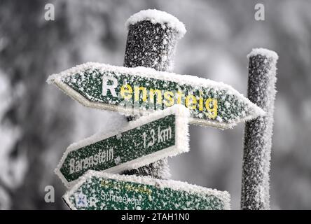 Oberhof, Germania. 1 dicembre 2023. "Rennsteig" è scritto sul cartello della Foresta Turingia. L'apertura del primo impianto di risalita della stagione è prevista per lo stesso giorno presso il lotto Thüringen Snowpark Oberhof. Nella prossima stagione saranno disponibili 1400 piste per lo sci di fondo, 20 impianti di risalita e quasi 50 piste da slittino, oltre a 500 chilometri di sentieri per escursioni invernali nella Foresta di Turingia. Credito: Martin Schutt/dpa/Alamy Live News Foto Stock