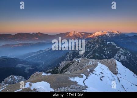 Alba vista dalla cima della Tosa d'Alp, innevata in inverno, che guarda verso il parco naturale Cadí-Moixeró. Berguedà, Catalogna, Spagna, Pirenei Foto Stock