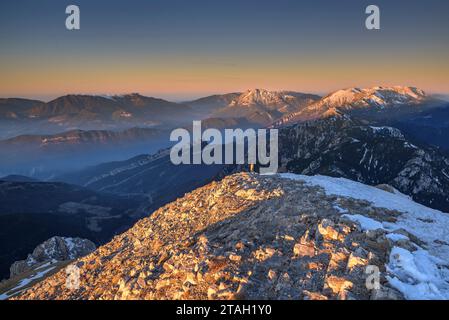 Alba vista dalla cima della Tosa d'Alp, innevata in inverno, che guarda verso il parco naturale Cadí-Moixeró. Berguedà, Catalogna, Spagna, Pirenei Foto Stock
