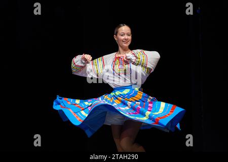 Vladivostok, Russia. 1 dicembre 2023. Un artista si esibisce durante una gara di danza a Vladivostok, Russia, 1 dicembre 2023. Un totale di 3.500 concorrenti hanno partecipato alla competizione di danza. Crediti: Guo Feizhou/Xinhua/Alamy Live News Foto Stock