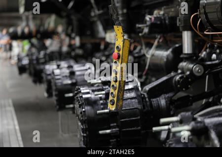 Pannello di controllo con pulsanti in produzione di ricambi e motori per auto Foto Stock