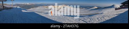 Panoramica dalla cima della Tosa d'Alp in un pomeriggio d'inverno (Cerdanya, Catalogna, Spagna, Pirenei), spagnolo: Panorámica desde la cumbre de la Tosa d'Alp Foto Stock