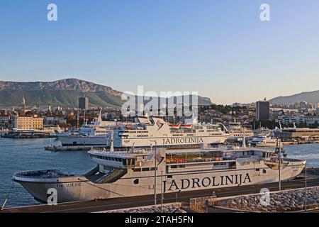 Navi traghetto della linea Jadrolinja, ormeggiate nel porto, Spalato, Croazia Foto Stock