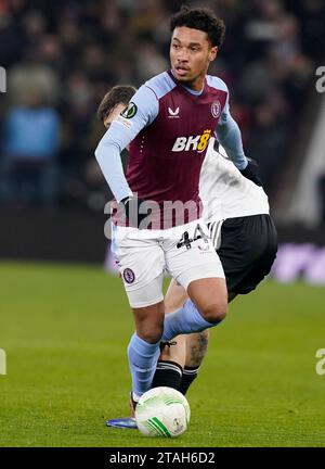 Birmingham, Regno Unito. 30 novembre 2023. Boubacar Kamara dell'Aston Villa durante la partita di UEFA Europa Conference League a Villa Park, Birmingham. Il credito fotografico dovrebbe leggere: Andrew Yates/Sportimage Credit: Sportimage Ltd/Alamy Live News Foto Stock