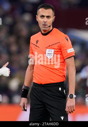 Birmingham, Regno Unito. 30 novembre 2023. L'arbitro Marco di bello durante la partita di UEFA Europa Conference League a Villa Park, Birmingham. Il credito fotografico dovrebbe leggere: Andrew Yates/Sportimage Credit: Sportimage Ltd/Alamy Live News Foto Stock