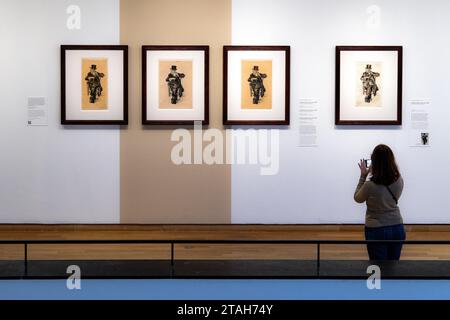 AMSTERDAM - l'uomo vecchio che beve il caffè nel Museo Van Gogh. La rara e completa serie di tre litografie (stampe in pietra) del caffè di Vincent van Gogh che beve Old Man nel 1882 è ora insieme nel museo per la prima volta. ANP RAMON VAN FLYMEN paesi bassi Out - belgio Out Foto Stock