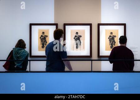 AMSTERDAM - l'uomo vecchio che beve il caffè nel Museo Van Gogh. La rara e completa serie di tre litografie (stampe in pietra) del caffè di Vincent van Gogh che beve Old Man nel 1882 è ora insieme nel museo per la prima volta. ANP RAMON VAN FLYMEN paesi bassi Out - belgio Out Foto Stock