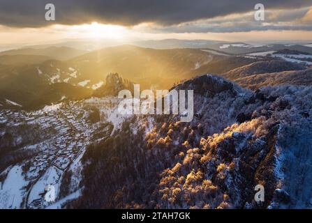 Fantastico paesaggio invernale durante il tramonto. cielo colorato che risplana dalla luce del sole. Spettacolare scenario vinicolo. alberi coperti di neve sotto il sole caldo illuminato. Luce solare Foto Stock