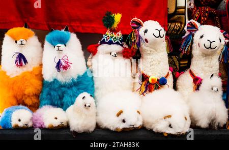 Esposizione di peluche soffici in lana di alpaca, mercato tradizionale di Pisac, Perù Foto Stock