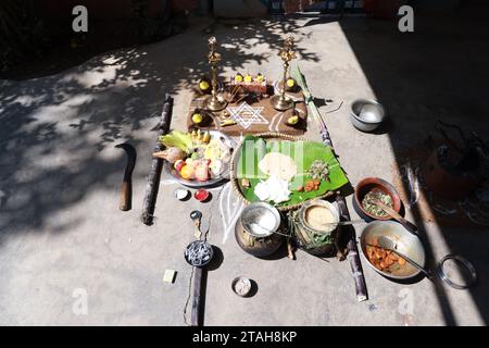 Tradizionale festa thailandese del Pongal per il sole di dio con sakkara o dolce pongal, pentola, lampada, stufa a legna e canna da zucchero Foto Stock