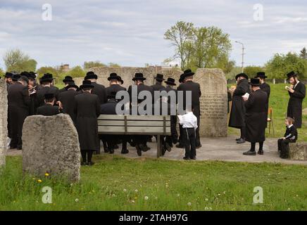 Belz, Ucraina - 11 maggio 2015: Ebrei ultra-ortodossi pregano sulle tombe di Tazdikim nella città di Belz, regione di Leopoli. Foto Stock