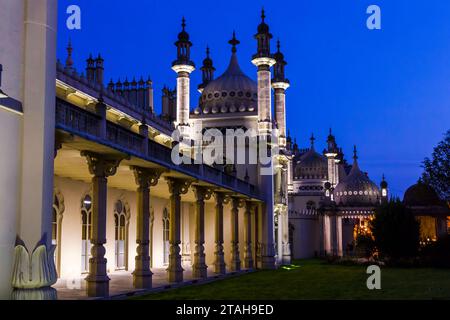 BRIGHTON, GRAN BRETAGNA - 16 SETTEMBRE 2014: Questo è il Padiglione reale, l'ex residenza sul mare dei re di Gran Bretagna, di notte. Foto Stock