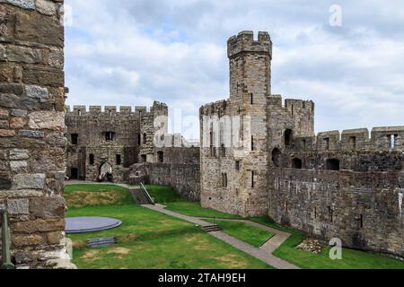 CAERNARFON, GRAN BRETAGNA - 14 SETTEMBRE 2014: Questo è il cortile del castello di Caenarfon, un esempio eccezionale di architettura militare medievale Foto Stock