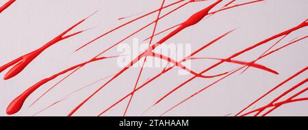 Linee rosse sottili e schizzi disegnati su sfondo bianco. Sfondo d'arte astratto con pennellata decorativa. Pittura acrilica con striscia grafica. Foto Stock