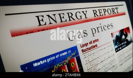 Prezzi del gas mercato dell'energia e carburante lettura quotidiana del quotidiano aziendale sullo schermo di un tablet portatile. Touch screen uomo con titoli notizie astratte Foto Stock