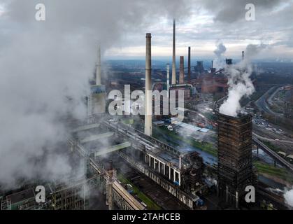 Duisburg, Ruhrgebiet, Nordrhein-Westfalen, Deutschland - ThyssenKrupp Steel Europe in Duisburg-Marxloh, Huettenwerk mit Kokerei Schwelgern KBS thyssenkrupp Steel. Themenbild: COP28, Die Klimakonferenz der Vereinten Nationen 2023, findet vom 30. Novembre bis 12. Dezember a Dubai statt. Auf dem Klimagipfel 2015 in Paris einigte sich die internationale Gemeinschaft auf das 1, 5-Grad-Ziel, um eine Klimakatastrophe abzuwenden. Duisburg Nordrhein-Westfalen Deutschland *** Duisburg, regione della Ruhr, Renania settentrionale-Vestfalia, Germania ThyssenKrupp Steel Europe a Duisburg Marxloh, Huettenwerk mit Kokerei Schw Foto Stock