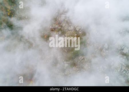 vista aerea droni di una montagna con nebbia Foto Stock